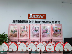 爱在身边 &middot; 情暖三八 |巅峰国际电子为所有女职工发放暖心福利